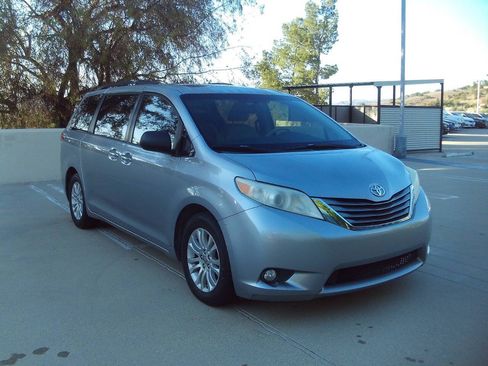 Used 2012 Toyota Sienna XLE w/ Premium Pkg FWD image 12