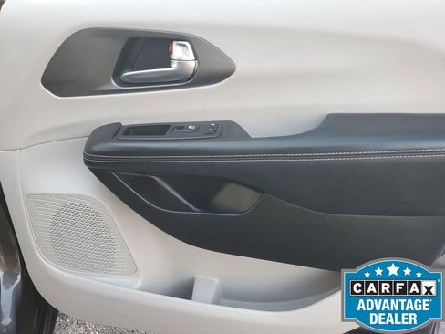 Used 2023 Chrysler Pacifica Touring-L image 43