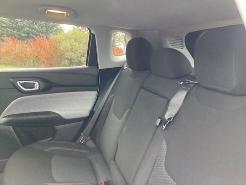 Used 2022 Jeep Compass Sport image 10