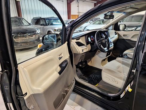 Used 2015 Toyota Sienna LE FWD image 14