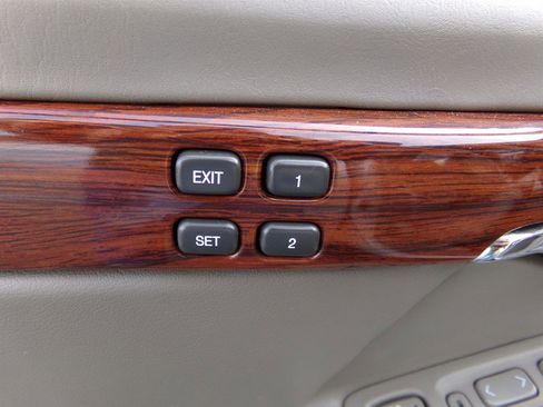 Used 2003 Cadillac De Ville Sedan w/ Comfort & Convenience Package image 70