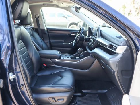 Used 2022 Toyota Highlander XLE FWD image 42