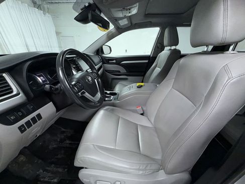 Used 2019 Toyota Highlander XLE image 3