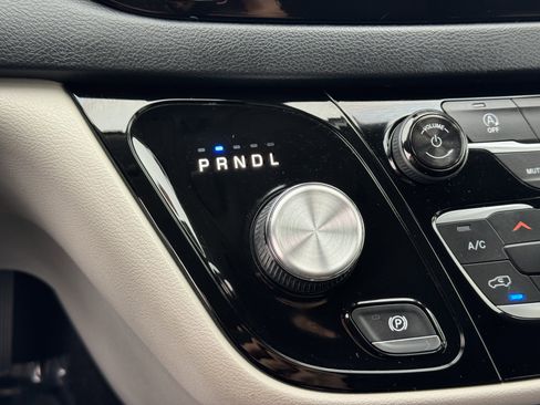 Used 2018 Chrysler Pacifica Touring Plus image 31