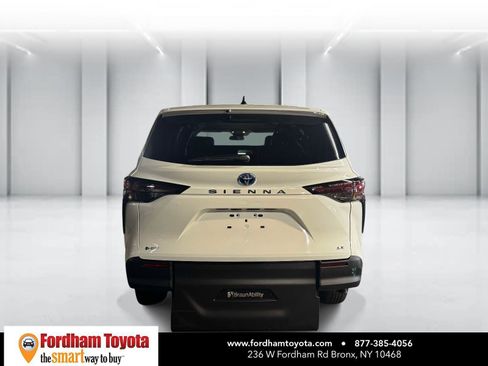 Used 2025 Toyota Sienna LE FWD image 6