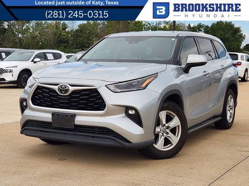 Used 2021 Toyota Highlander LE FWD image 1