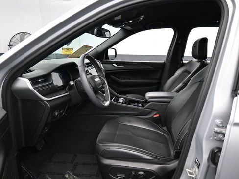 Used 2023 Jeep Grand Cherokee Altitude AWD/4WD image 11
