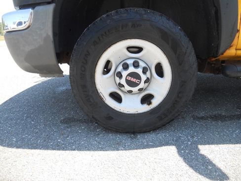 Used 2005 GMC Sierra 2500 W/T w/ Snow Plow Prep Package AWD/4WD image 15