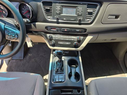 Used 2016 Kia Sedona LX w/ LX Convenience Package FWD image 11