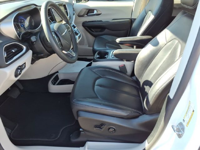 Used 2024 Chrysler Pacifica Touring-L FWD image 13