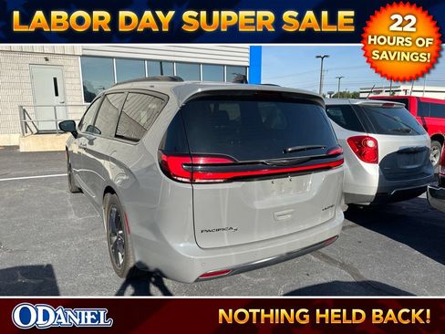 Used 2025 Chrysler Pacifica Limited FWD image 2
