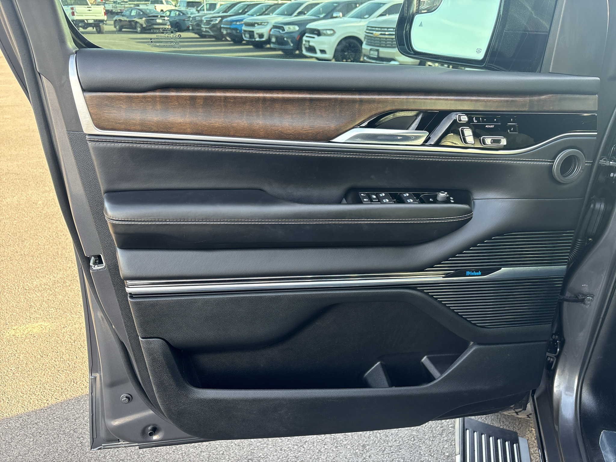 Used 2022 Jeep Grand Wagoneer Series I AWD/4WD image 14