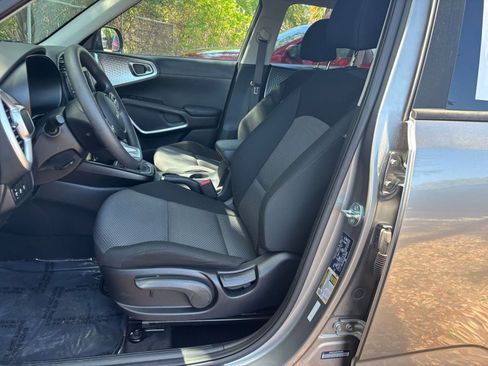 Used 2025 Kia Soul LX w/ LX Technology Package FWD image 35