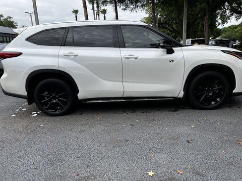 Used 2021 Toyota Highlander XLE AWD/4WD image 11
