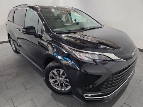 Used 2023 Toyota Sienna XLE image 7