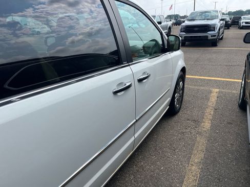 Used 2010 Chrysler Town & Country Limited w/ Entertainment Group #3 FWD image 18