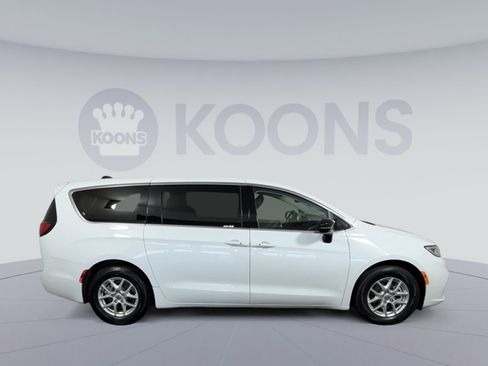 Used 2024 Chrysler Pacifica Touring-L image 8