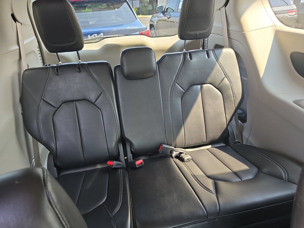 Used 2023 Chrysler Pacifica Touring-L FWD image 23