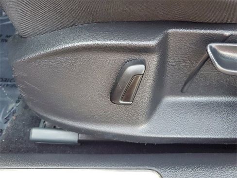 Used 2016 Volkswagen Golf S image 17