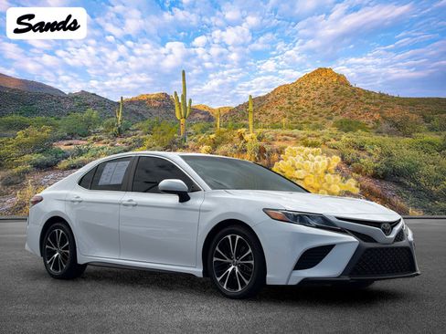 Used 2018 Toyota Camry SE FWD image 1