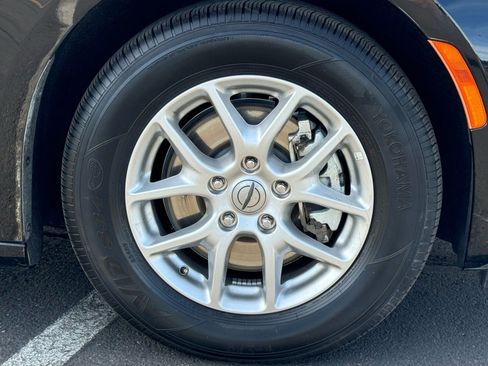 Used 2024 Chrysler Pacifica Touring-L image 11