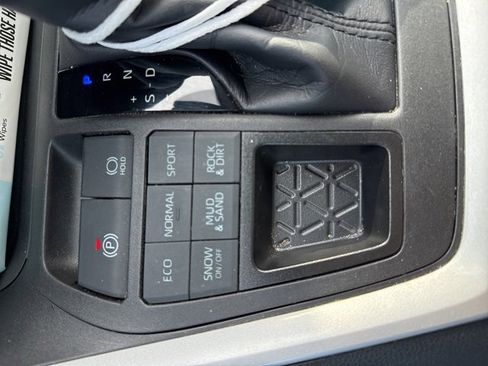 Used 2023 Toyota RAV4 XLE Premium image 12