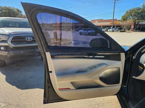 Used 2019 Genesis G90 5.0 Ultimate image 8