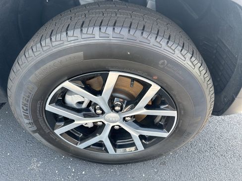 Used 2024 Jeep Grand Cherokee Limited image 19