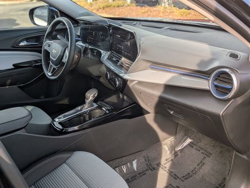 Used 2025 Chevrolet Trax LT w/ LT Convenience Package image 22