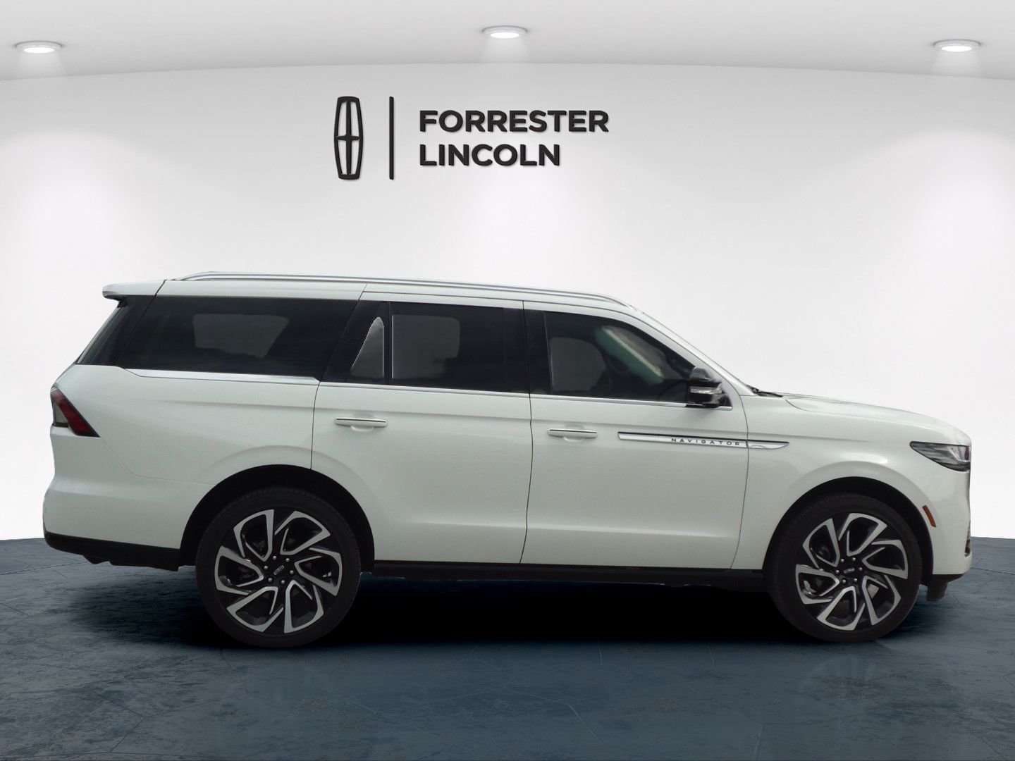Used 2026 Lincoln Navigator Reserve AWD/4WD image 2