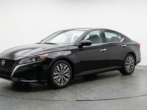 Used 2025 Nissan Altima 2.5 SV image 3