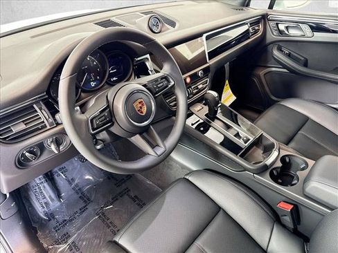 Certified 2026 Porsche Macan AWD/4WD image 4