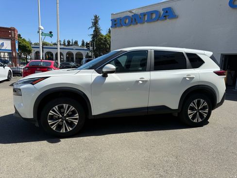 Used 2023 Nissan Rogue SV image 2