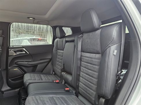 New 2026 Mitsubishi Outlander SE image 13