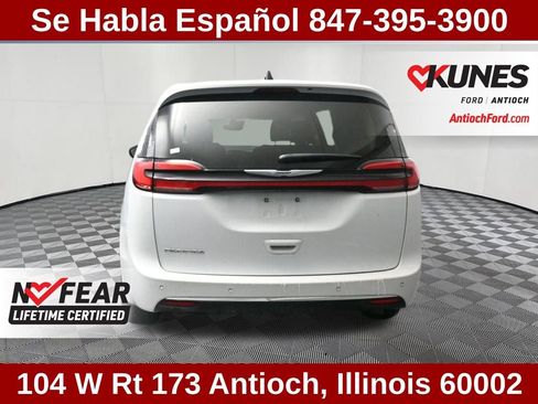 Used 2024 Chrysler Pacifica Touring-L image 11