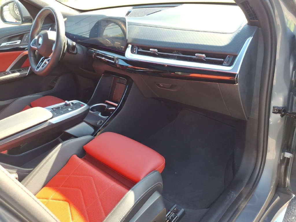 Used 2025 BMW X2 xDrive28i AWD/4WD image 9