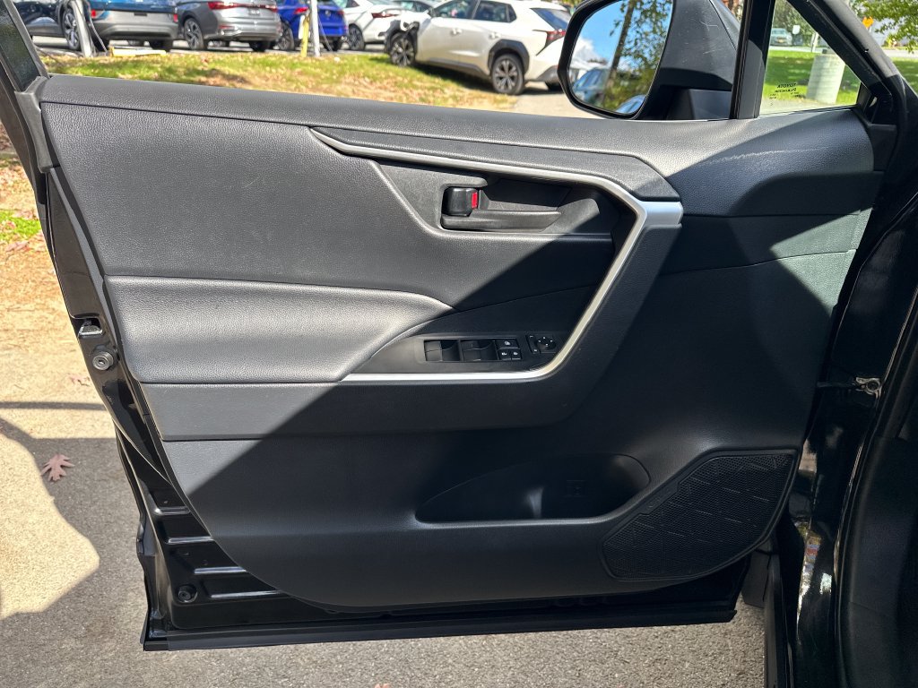 Used 2019 Toyota RAV4 LE AWD/4WD image 10