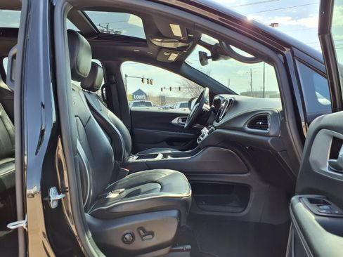 Used 2025 Chrysler Pacifica Limited image 29