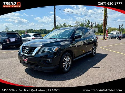 Used 2019 Nissan Pathfinder SV image 1