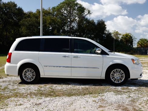 Used 2012 Chrysler Town & Country Limited image 13