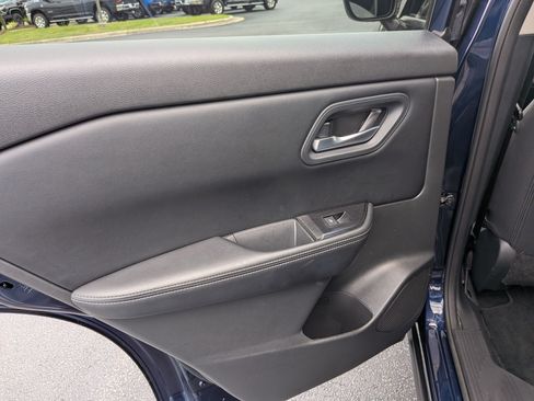 Used 2025 Nissan Rogue SV FWD image 18