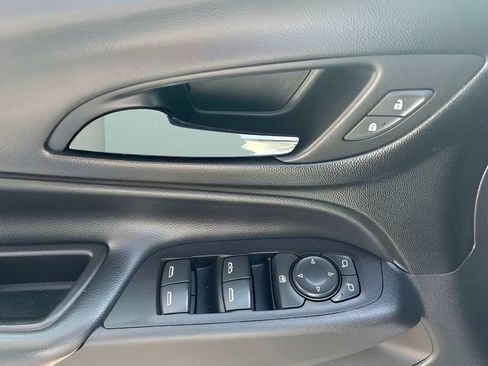 Used 2018 Chevrolet Equinox LT FWD image 12