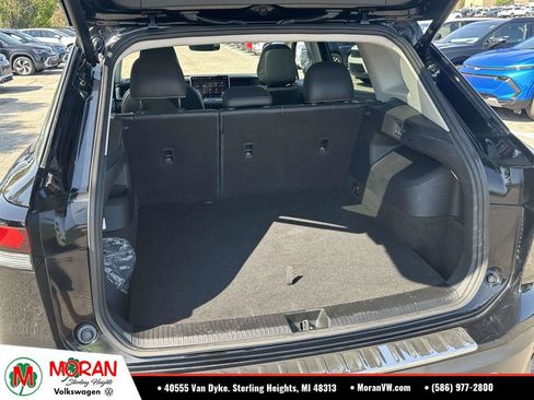 Used 2025 Volkswagen Tiguan SE w/ Panoramic Sunroof Package AWD/4WD image 11