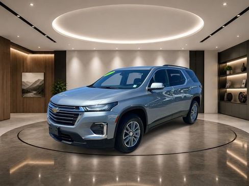 Used 2023 Chevrolet Traverse LT FWD image 2