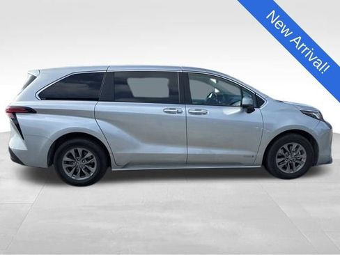 Used 2021 Toyota Sienna XLE FWD image 8