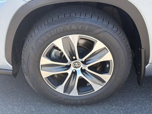 Used 2023 Toyota Highlander XLE AWD/4WD image 9