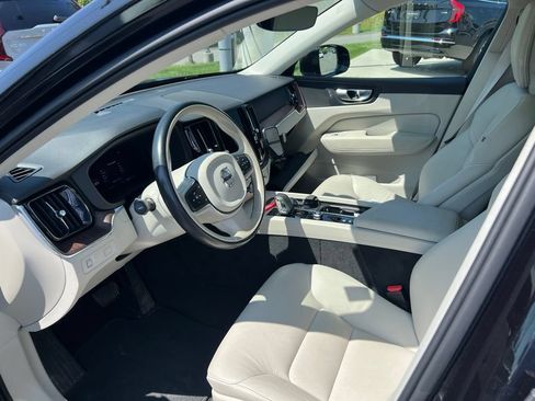 Used 2022 Volvo XC60 B5 Momentum AWD/4WD image 12