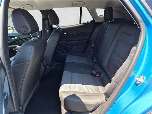 Used 2025 Chevrolet Trax LT w/ LPO, Blackout Package FWD image 16