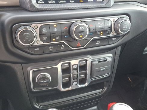 Used 2021 Jeep Wrangler Unlimited Sahara AWD/4WD image 15
