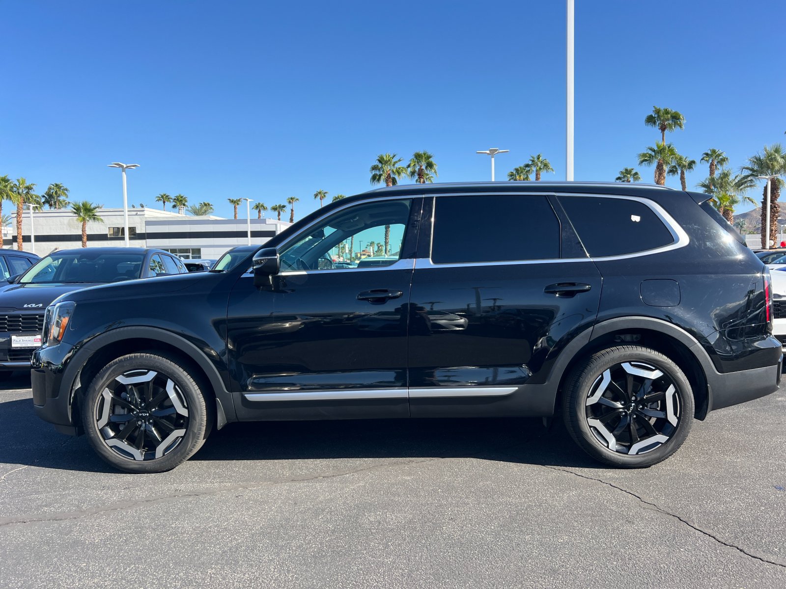 Used 2024 Kia Telluride EX w/ EX Captain's Chair Package FWD image 6